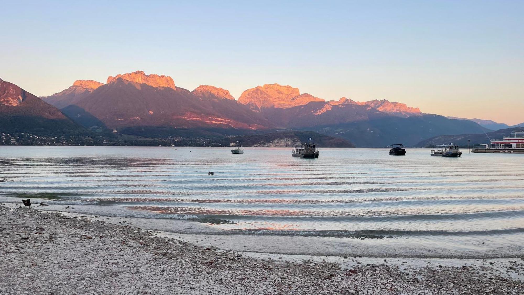 Le Chalet De La Plage Sevrier Bagian luar foto